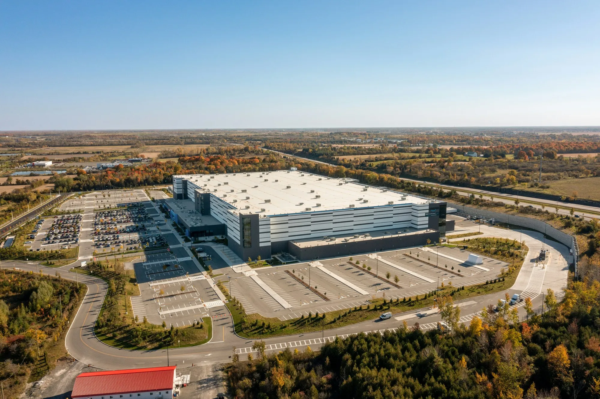 Vista aérea de nave industrial y plataforma logística para inversión inmobiliaria