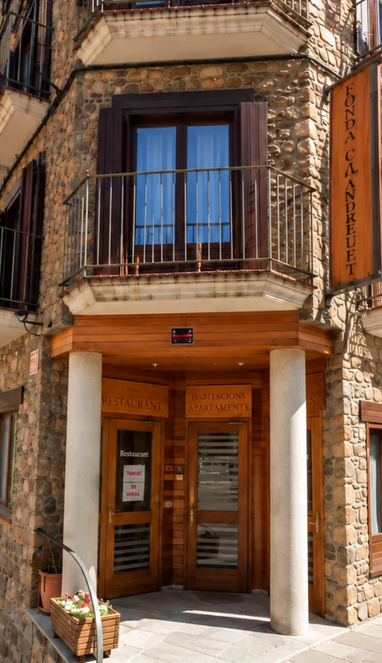 Fachada de piedra del hotel con restaurante en Planoles, Pirineo de Girona